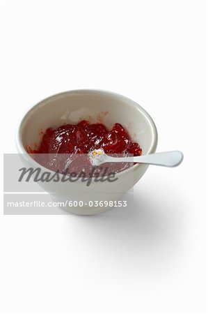 Bol de gelée de piments rouges avec cuillère