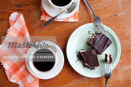 Glutenfreie Nanaimo Bars und eine Tasse Kaffee, Vancouver, British Columbia, Kanada