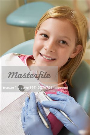 Fille (7-10) à dentistes, (gros plan)