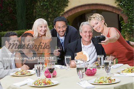 Groupe d'amis qui posent pour la photo en plein air