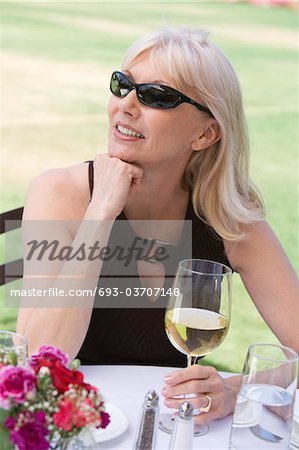 Frau trinkt Wein im freien