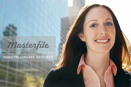 Jeune femme en immeuble de bureaux, portrait