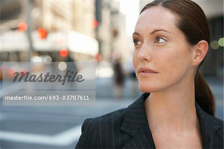 Femme d'affaires de l'intersection de la rue