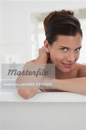 Femme se détendre dans la baignoire, portrait