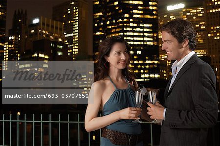 Elegantes Paar an einem Datum gegen Nighttimes Stadtansicht