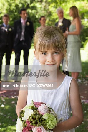 Mädchen mit Blumen im freien