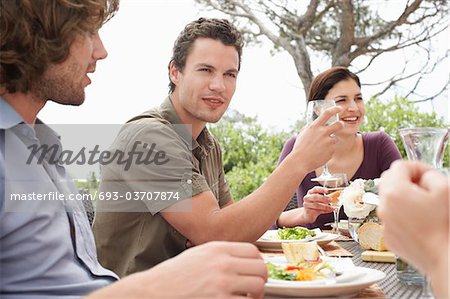 Amis manger, boire et socialisation à table en plein air