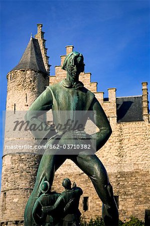 Belgien, Antwerpen, Flandern, Europa; Plastik, die riesigen Antigon auf der Festung 'Steen'