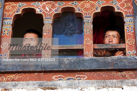 Bhoutan. Spectateurs et participants à la tsechu à Wangdue Phodrang.