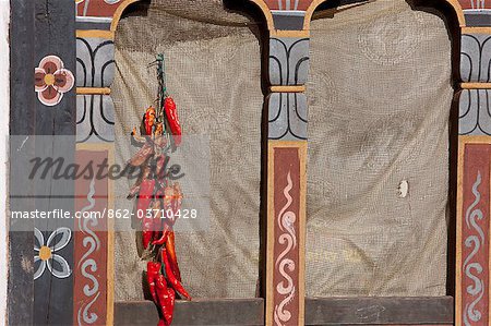 Chilischoten in einem Fenster in Bhutan