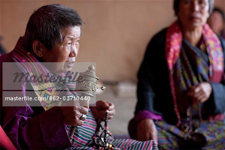Bhutan. Frommer Buddhist Gläubigen mit Gebetsmühlen an die Gantey Gompa in Bhutan. Gangteng Kloster.