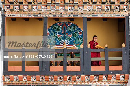 Thimphu, Bhutan. Mönche in der Simtokha Dzong. 1629 Von Zhabdrung Ngawang Namgyal, der Bhutan unified gebaut.