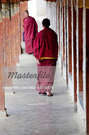 Moines du monastère de Kharchhu, près de Chamkar Bhoutan