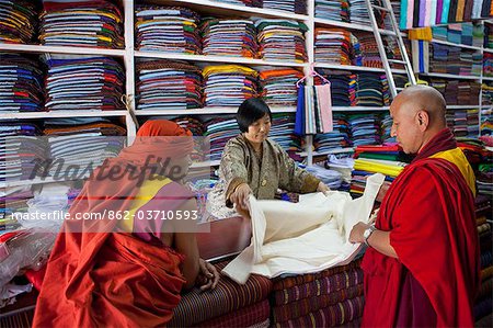Moines en achetant le tissu dans un magasin à Thimphu, Bhoutan