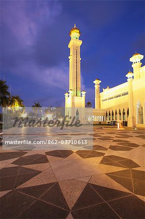 Omar Ali Saifuddin-Moschee in der Abenddämmerung, Bandar Seri Begawan, Brunei Darussalam