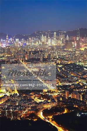 Blick auf Kowloon und Hong Kong Island von Lion Rock in der Abenddämmerung, Hong Kong, China