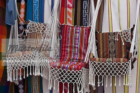 Ecuador, Ständen Markt verkaufen bunten, lokal-made hängende Lehrstühle nach Otavalo. Ecuador, Ständen Markt verkaufen bunten, lokal-made hängende Lehrstühle nach Otavalo.