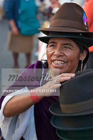 En Équateur, une femme indigène vend des chapeaux appréciés par les femmes indiennes au marché hebdomadaire de Sangolqui.