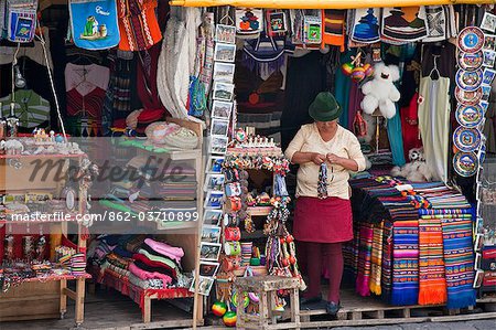Equateur, un bord de la route de décrochage vente artisanat local à Quito.
