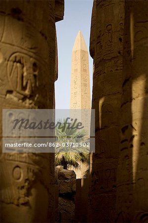 Ägypten, Karnak. Blick durch die massiven Säulen in die große Hypostyle Halle an einem Obelisken.