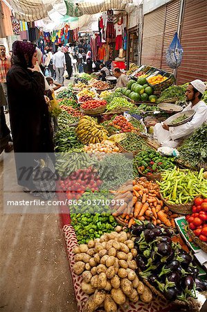 Egypte, Luxor. Une femme achète des fruits et légumes à un souk à Louxor.