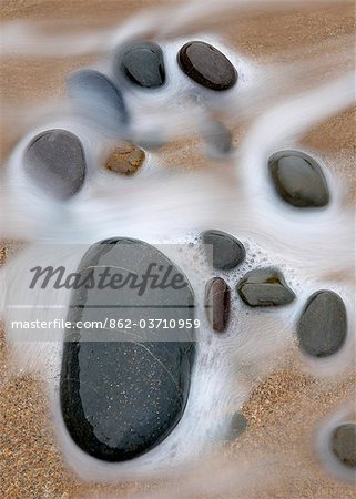 Vague et galets, plage de Sandymouth, Cornwall, Royaume-Uni