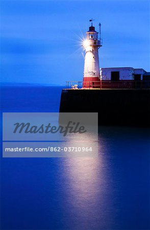 Le phare à l'extrémité de la jetée de Newlyn à l'aube, longue exposition, Newlyn, Cornwall, Royaume-Uni