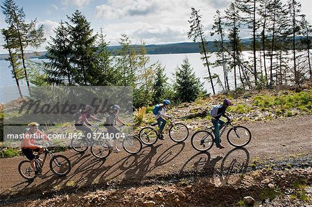 Famille de vélo le long de la Lakeside Way, Kielder eau & Forest Park, Northumberland, Angleterre.