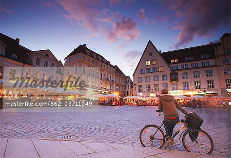 Estonie, Tallinn, garçon assis sur le vélo à la place de la mairie (Raekoja Plats)