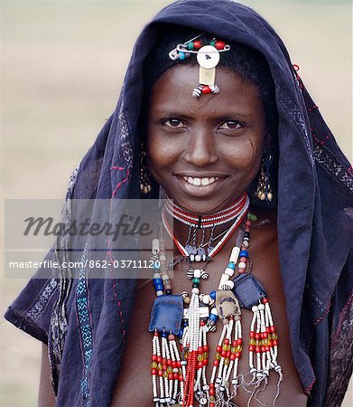 Une fille Afar a scarifications tribales sur ses joues. La scarification est pratiquée dans seulement quelques sections de sa tribu. Fier et farouchement indépendant, peuple nomade Afar vivre dans les déserts de basse altitude de l'Éthiopie.