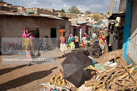 Éthiopie, Harar. Des femmes de Harari font leurs achats de tôt le matin.