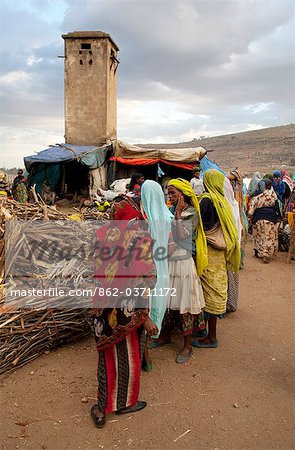 Éthiopie, Harar. Harari femmes achètent et vendent du bois de chauffage.