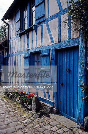 France,Oise,Gerberoy. A traditional cottage on a cobbled street.