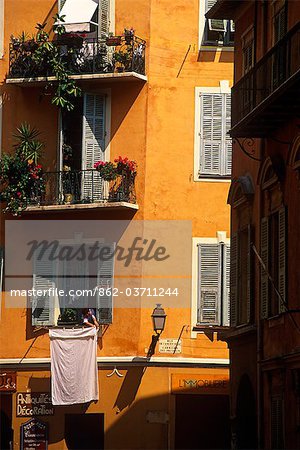 Frankreich, Provence, Nizza. Traditionelle französische Apartments im Zentrum von Nizza. Die Stadt ist ein wichtiges touristisches Zentrum und führendes Resort an der französischen Riviera (Côte d ' Azur).