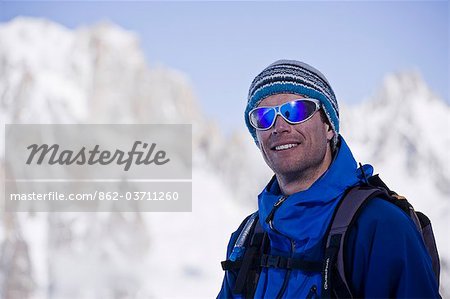 Un skieur sur le Glacier d'Argentière, Chamonix, France