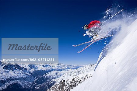 Ein Skifahrer auf Les Grands Montets, Chamonix, Frankreich.