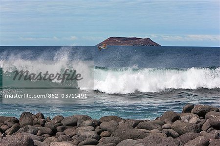 Îles Galápagos, une vue depuis les rivages rocheux de l'île Seymour Nord regardant vers Daphne Major.