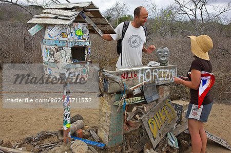 Aux îles Galapagos, Floreana le Bureau de poste. Lettres sont affichés sans timbres, autres visiteurs envoyez-les.