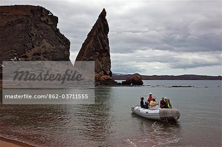 Îles Galápagos, un panga ""ou en caoutchouc gonflable miteux amène les visiteurs à l'île de Bartolome. Îles Galápagos, un panga ""ou en caoutchouc gonflable miteux amène les visiteurs à l'île de Bartolome.