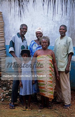 Ghana, Volta Region, Logba Tota. Eine Familie mit Zwillingen in Volta Highland-Dorf Logba Tota.