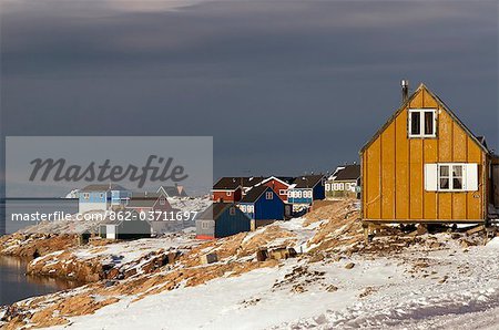 Groenland, Ittoqqortoormiit. L'isolé village d'Ittoqqortoormiit (Scoresbysund) situé sur la côte nord-orientale du Groenland. Il a 2 livraisons de nourriture par an en bateau.