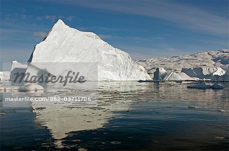 Grönland, Ittoqqortoormiit. Ein Ausflug durch die Eisberge von Zodiac in den ruhigen Gewässern des Ittoqqortoormiit (Scoresbysund) auf der Nord-Ost-Küste Grönlands.