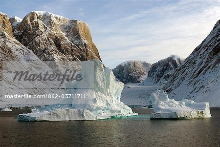 Groenland, Ittoqqortoormiit. Une excursion à travers les icebergs en zodiac dans les eaux calmes d'Ittoqqortoormiit (Scoresbysund) sur la côte nord-orientale du Groenland.