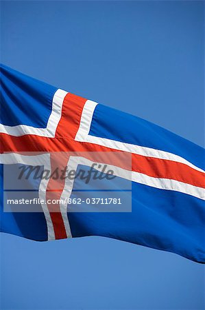 Island, Länder markante Flagge zeigen seine Farben in einem steifen Wind von Reykjavik.