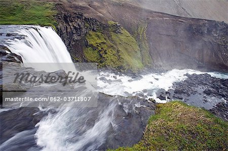 Islande. La nature tectonique active de l'intérieur de l'Islande a donné lieu à un paysage parsemé de chutes d'eau spectaculaires, comme celui du haut près de Laugavegur.