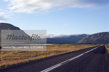 Islande. Le système de route excellente qui sonne Islande contribue à veiller à ce qu'il a un du plus haut revenu par habitant dans les pays industrialisés.