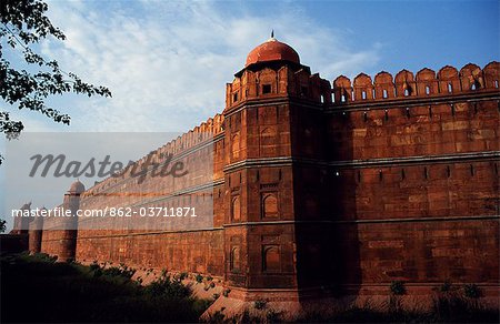 Murs de grès massif entourent l'énorme du XVIIe siècle Fort Rouge construit comme le centre du gouvernement de Mughal et inspire la citadelle royale à Agra