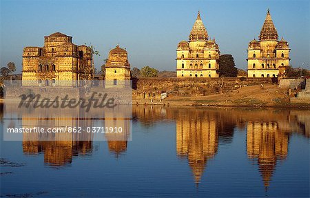 Das 14. Jh. Chhatris oder Grabmäler der ehemaligen Bundela Herrscher stehen in den ruhigen Gewässern der Betwa Fluß zum Ausdruck kommt.