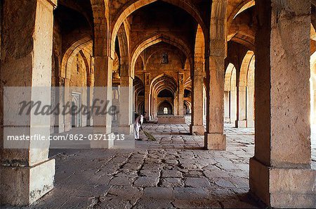 One-time fortress capital of the Malwa sultans,and later pleasure retreat of the Moghuls,Mandu abounds in substantial part-ruined buildings. The 15th-century Jami Masjid is the finest remaining construction.