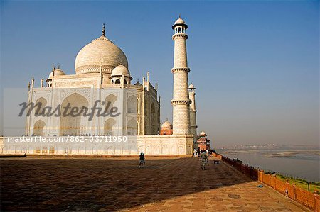 Vue du mausolée du Taj Mahal de travers le Chameli Farsh (terrasse), Agra. Inde